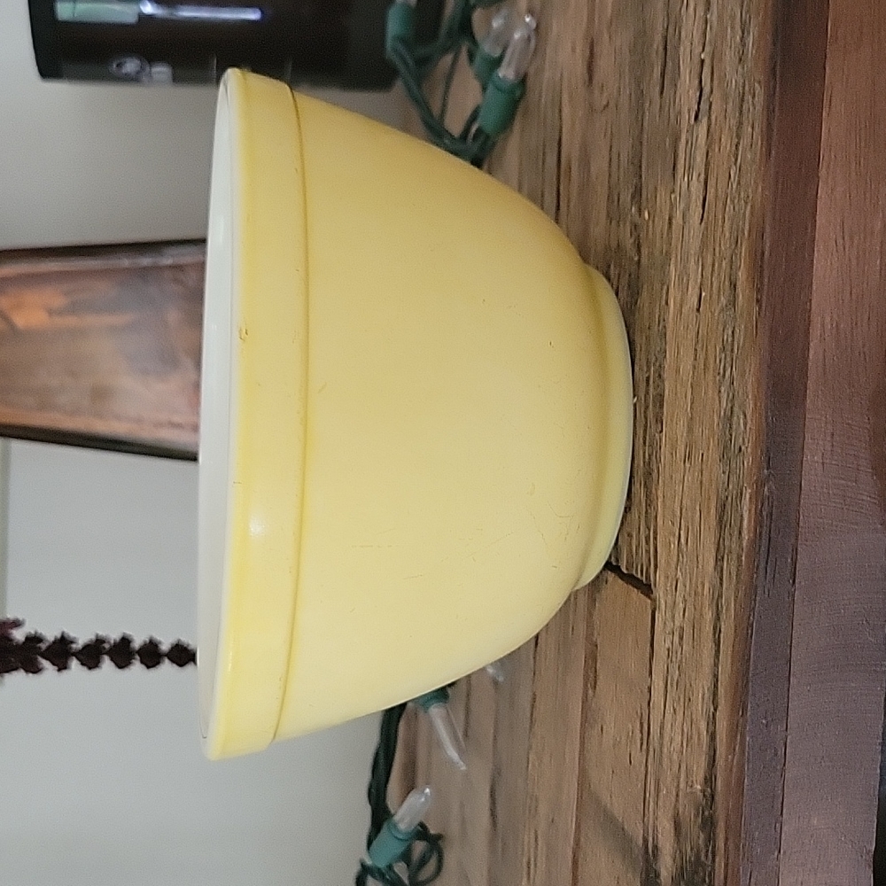 Vintage Pyrex 1 1/2 pt. Yellow ovenware bowl